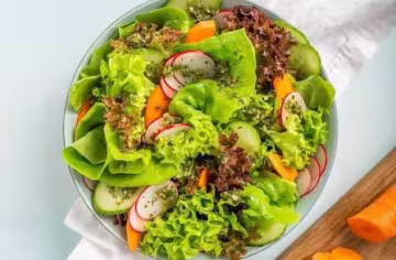 Bunter Blattsalat mit Radieschen und Kräuterdressing