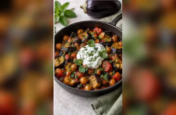 Auberginen-Kichererbsen-Pfanne mit Minzjoghurt