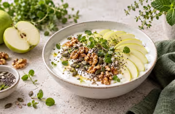 Joghurt-Bowl mit Apfel, Walnüssen und Microgreens