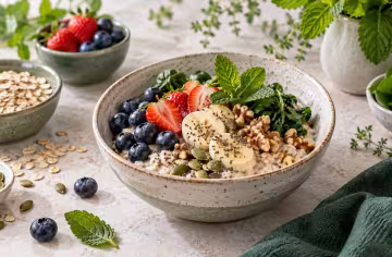 Overnight Oats mit Beeren und Basilikum
