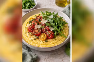 Lauwarme Polenta mit Ofentomaten und Rucola