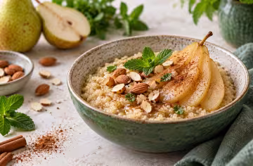 Quinoa-Frühstücksbowl mit Birne und Zimt
